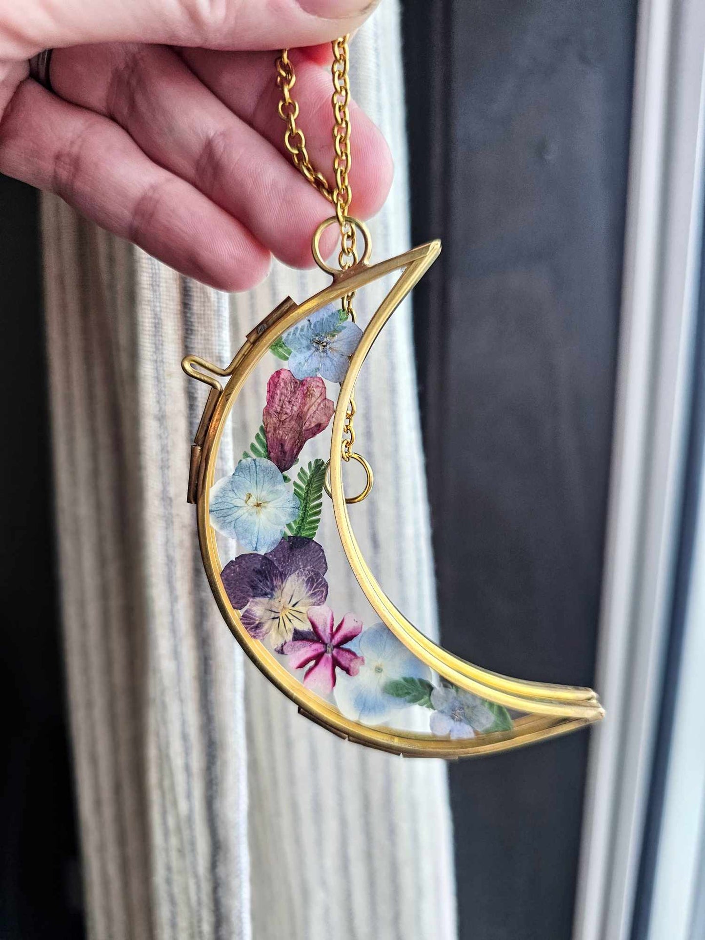 Moon Pressed Flower Frame, Pansy and Hydrangea