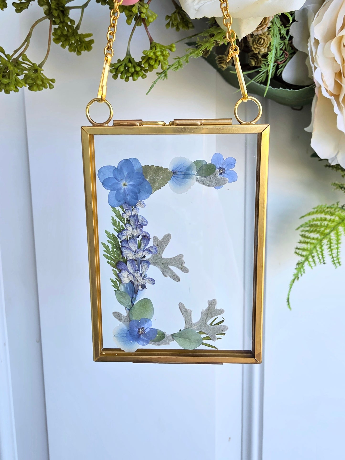 "E" initial pressed flower Mini frame, vintage gold